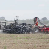 Anbau- und Sämaschine STW agro maschine Arbeit im Feld