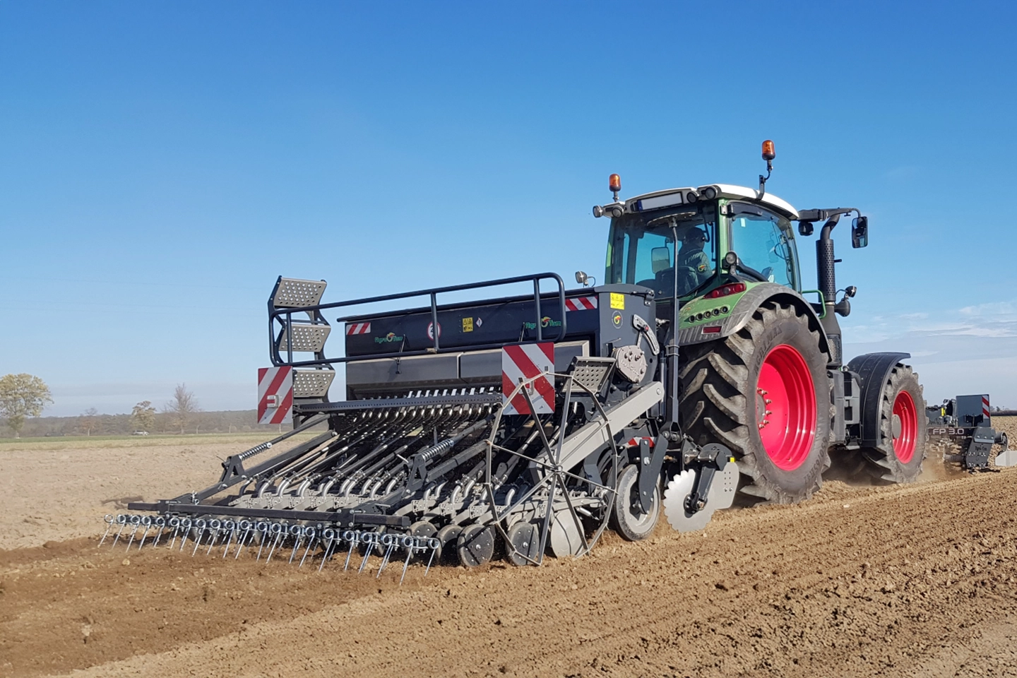 Kombinationen für Bodenbearbeitung und Aussaat – ATSN Arbeit im Feld agro maschine