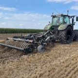 Pflug- und Bodenbearbeitungsgeräte für große Betriebe PREMIUM Arbeit im Feld